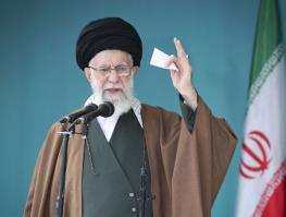  رهبر معظم انقلاب: کنسولگری و دستگاه‌های سفارت در هر کشوری به منزله خاک آن کشور است / رژیم خبیث اشتباه کرد و باید تنبیه شود و تنبیه خواهد شد