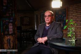 کنایه سنگین عباس عبدی به روزنامه جوان: وای به حال زنده که چشمش به دست مرده است از قبر بیاید، برای آنان رای جمع کند