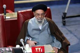 هشدار امام جمعه اصفهان درباره هزینه مشارکت حداقلی در انتخابات /باید مردم را توجیه کرد که مشکلات اقتصادی به خاطر جنگ و کم شدن ارزش پول است