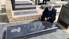 فاتحه خوانی دکتر روحانی بر سر مزار پدر و مادرش