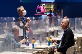 روبات‌ها از مهمانان المپیک چین پذیرایی می‌کنند