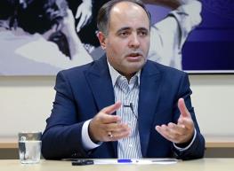 غلامرضا نوری غزلجه، نماینده مجلس: صدا و سیما نمی‌تواند به عنوان یک رسانه ملی جذب مخاطب کند؛ با وجود این نقص اساسی، بیشتر از دیگر دستگاه‌ها اعتبار می‌گیرد / مشکل صدا و سیما پول نیست؛ مشکل آن رویکردهایی ست که در حوزه سیاسی دارد