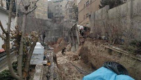  حادثه در زعفرانیه؛ فرونشست زمین خودرو را به کام گودال کشاند