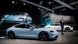  پورشه به بورس می‌رود؛ رقابت میلیاردرهای آمریکا، فرانسه و قطر برای خرید خودروساز آلمانی