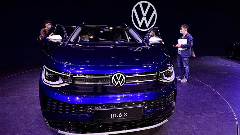  رئیس فولکس‌واگن: در بازار خودروهای الکتریکی رقابت فشرده‌ای با تسلا داریم ولی تسلیم نخواهیم شد