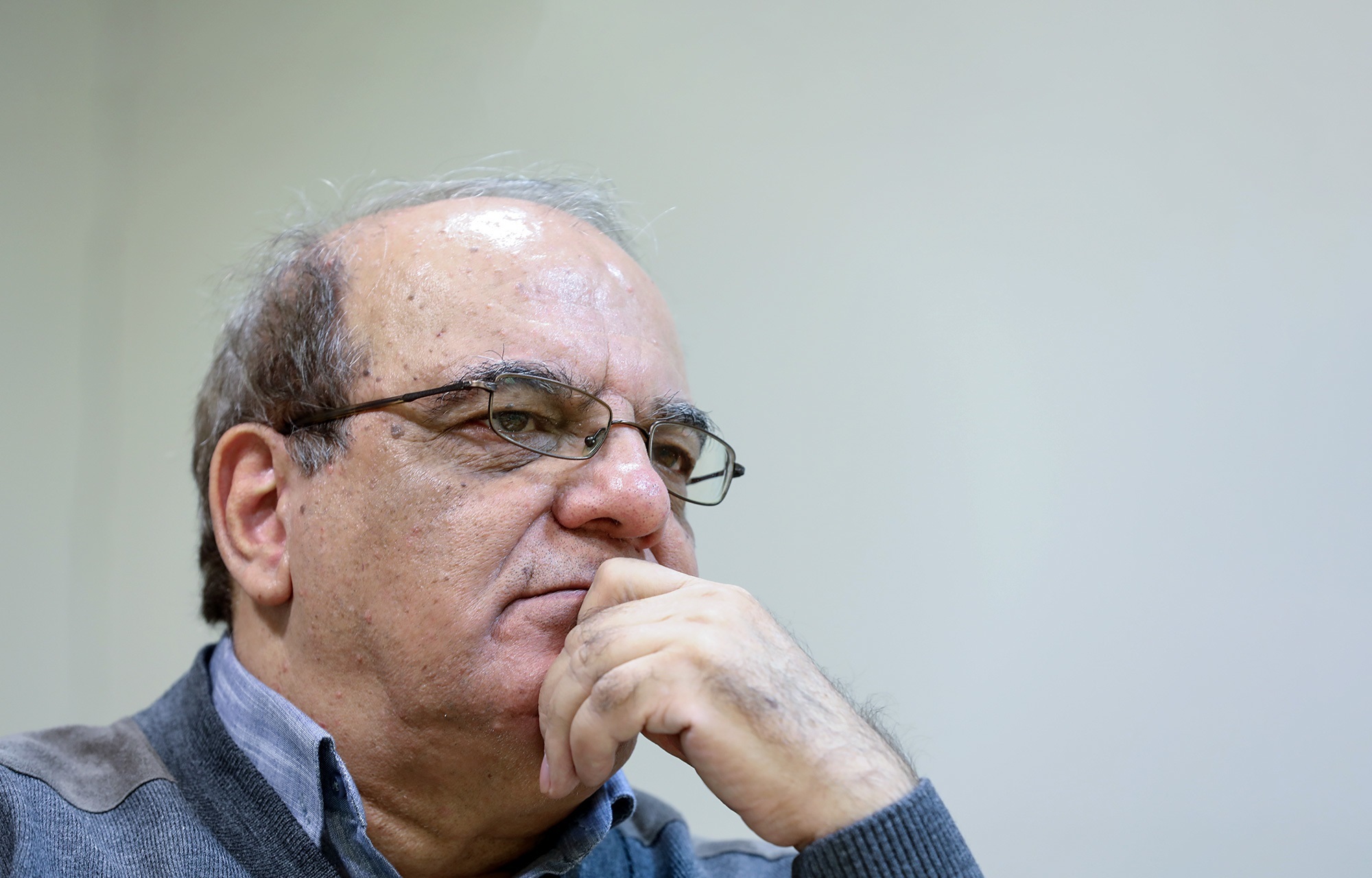 عباس عبدی: در حال عقبگرد به تامین نیازهای اولیه هستیم؛ مسئولانی که تمام‌قد درگیر حجابند، خواب راحت می‌‌کنند؟