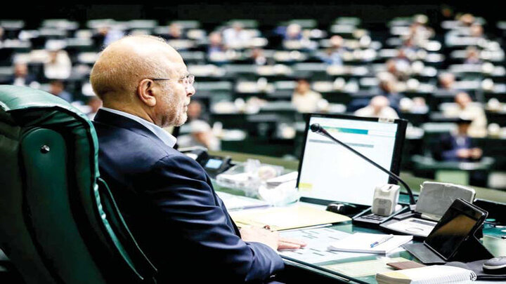  چطور مصوبه کمیسیون ویژه حجاب و عفاف پنهانی دستکاری شده؟ محمودزاده: وقتی لایحه حجاب اصل هشتادوپنجی می‌شود،باید منتظر چنین خبط و خطایی باشیم/ تعجب می کنم! /قالیباف باید ورود کند