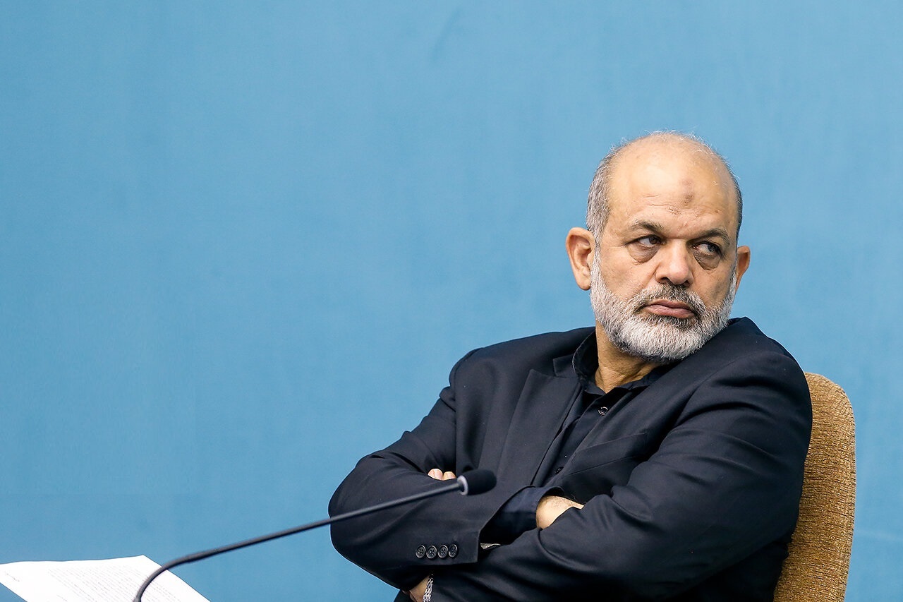 آیا با برکناری معاون وزیر کشور استیضاح وحیدی منتفی خواهد شد؟ / رییس کمیسیون امور داخلی مجلس: روند کار مثل قبل نخواهد بود؛ تلاش می‌کنیم امضا کنندگان استیضاح انصراف دهند / یک نماینده مجلس: ۲۸ مرداد وزیر کشور با استیضاح کنندگان جلسه دارد