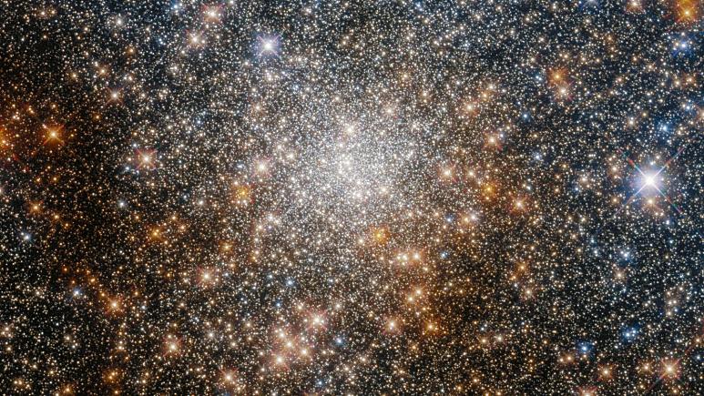  تصویر تازه هابل از درخشش ستاره‌های یک خوشه کروی در عمق کهکشان راه شیری