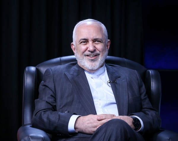  ظریف: جیغ زدن شجاعت نمی‌خواهد بلکه توافق کردن شجاعت می‌خواهد / جیغ زدن یک حنجره قوی می‌خواهد که من هم دارم/ فحش‌هایی که در مسیر حل بحران‌ها و مشکلات مردم و ایجاد وفاق و پایان دادن به اختلافات می‌خوریم، مثل حباب روی آب است و می‌رود