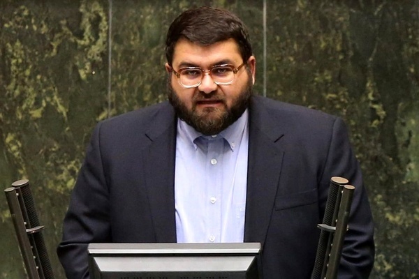 حضرت پور، موافق استیضاح وزیر صمت: این آقا وزیر خودروسازان است، وگرنه چرا خبر استیضاحش باید قیمت دنا را ۷۰ میلیون پایین بیاورد؟ / استیضاح فاطمی امین، استیضاح باند‌های گردن کلفت بازار خودرو و تولیدکنندگان تابوت‌های مرگ است 