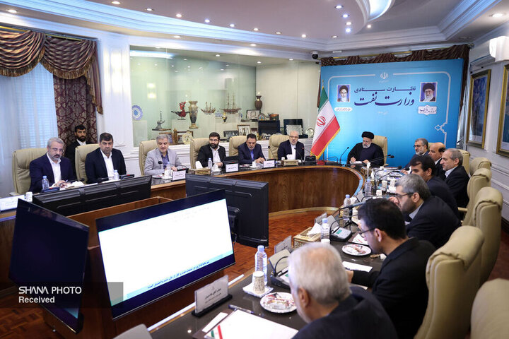 رئیسی به دنبال پایان دادن به خبر استعفا و خانه نشینی وزیر نفت؟ /رئیسی به وزارت نفت رفت، اوجی در وزارتخانه نبود