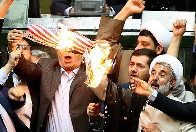 نائب رئیس مجلس: افتخار می‌کنم که به صورت نمادین برجام را آتش زدم / ترامپ بر زیر این کاخ آرزو‌ها لگد زد / این توافق احیای برجام با آن برجام فرق می کند