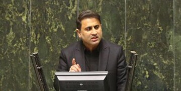 عکسی از لباس متفاوت یک نماینده مجلس در صحن علنی