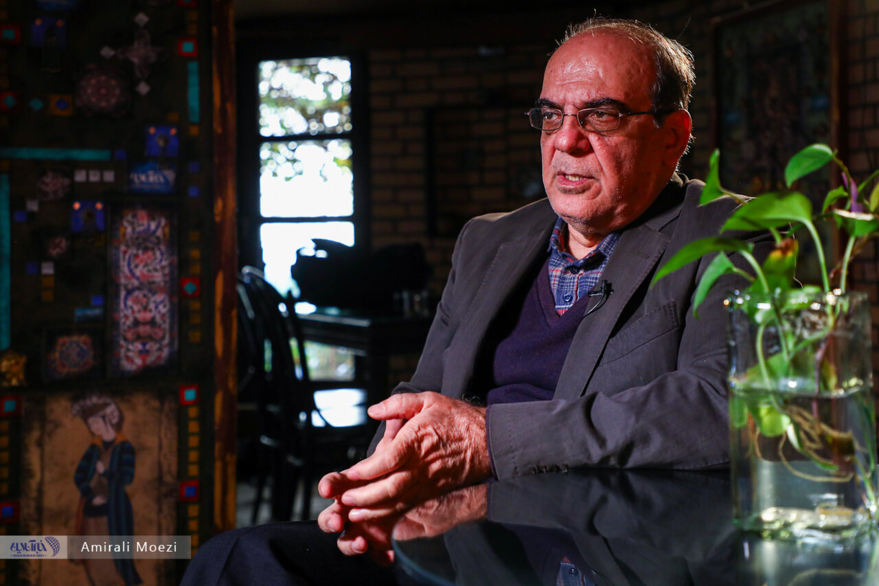 انتقاد تند عباس عبدی از سقوط آزاد در برنامه های صداوسیما /باید منتظر معرکه گیری با میمون هم باشیم!