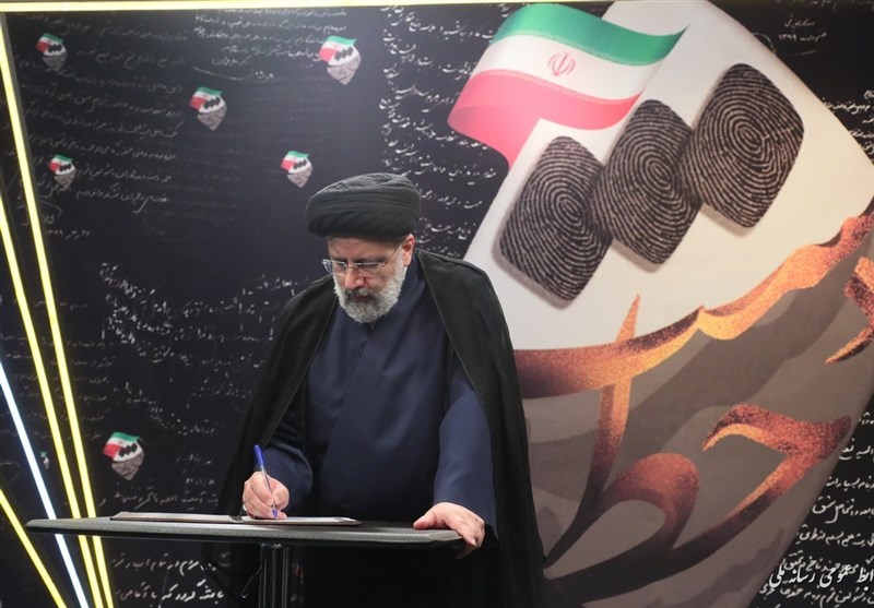 رئیسی نمی داند که در حال حاضر چه سمت و وظایفی دارد؟!/ لطفا یکی او را از خواب بیدار کند