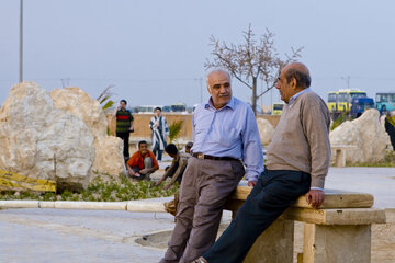  مجلس و دولت در حال رایزنی درباره همسان‌سازی حقوق در برنامه هفتم/ چرا همسان‌سازی حقوق بازنشستگان از برنامه هفتم حذف شد؟/ بازنشستگان: چشم‌مان آب نمی‌خورد عقب‌ماندگی حقوق جبران شود