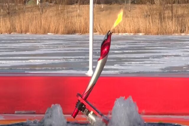 مشعل المپیک زمستانی توسط ۲ ربات تحویل داده شد