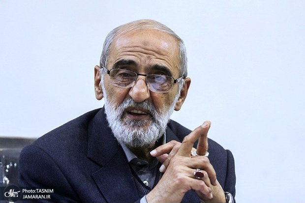  حسین شریعتمداری مالکیت خصوصی کسب و کارها در ایران را زیر سوال برد: چرا به «دولت موازی» اجازه فعالیت داده‌اید؟ مدیریت اقتصاد دیجیتال را به سکوهایی سپرده‌اید که اهداف دیکته شده دشمنان مردم را به اجرا می‌گذارند؛ دلال و جاسوس هستند!