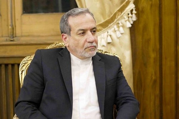  عراقچی: هیچ پیام مشخصی [از سوی آمریکا] نه ارسال و نه دریافت شده؛ آنچه هست در رسانه‌هاست / گفت‌و‌گو‌های ما با کشور‌های اروپایی جریان دارد / منتظر تبیین سیاست‌های طرف مقابل هستیم؛ آن‌ها را بررسی خواهیم کرد