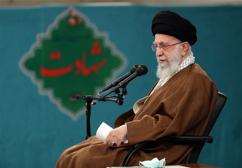  مقام معظم رهبری: دیگران تاریخ ندارند، برای خودشان تاریخ میسازند؛ تاریخ‌های خلاف واقع، ما داریم، [ولی]یادمان نیست