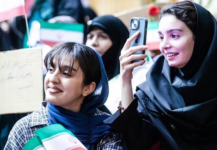  حامیانِ اجاره‌ای؟! / زنان بی حجاب و تکراری در ستاد کاندیدای حامی شش دانگ گشت ارشاد چه می‌کنند؟