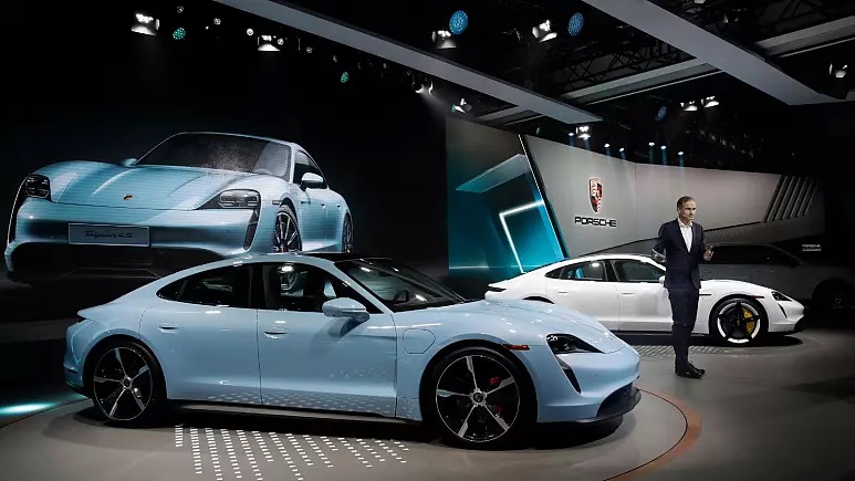  پورشه به بورس می‌رود؛ رقابت میلیاردرهای آمریکا، فرانسه و قطر برای خرید خودروساز آلمانی