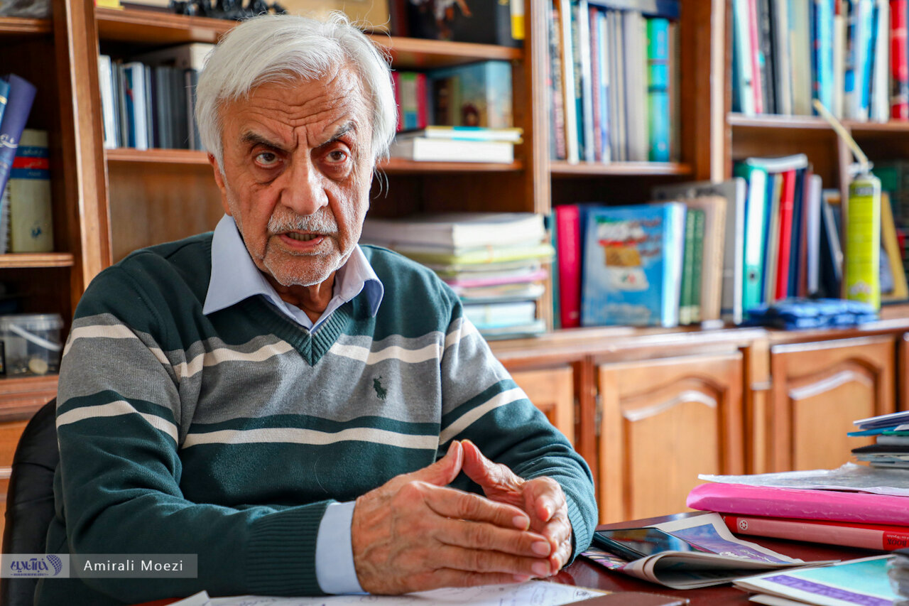 هاشمی طباء: ۱۰ وزیر هم تغییر کند، باز وضعیت همین خواهد بود /مسئولان خیلی راحت از دلار ۱۰۰ هزار تومانی حرف می زنند