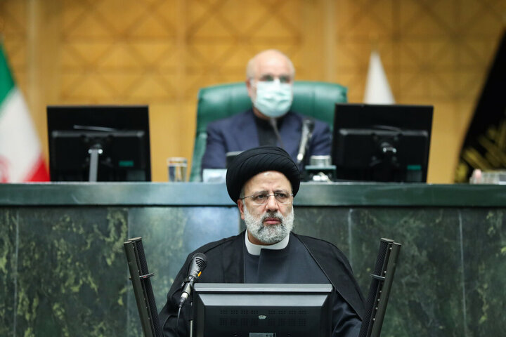  استاد دانشگاه امام صادق: فشار مالیاتی به طبقات متوسط و پایین منتقل خواهد شد/ رشد هفت درصدی اقتصاد امکان پذیر نیست/ رییسی درباره حقوق و دستمزد چه قول‌هایی داد؟