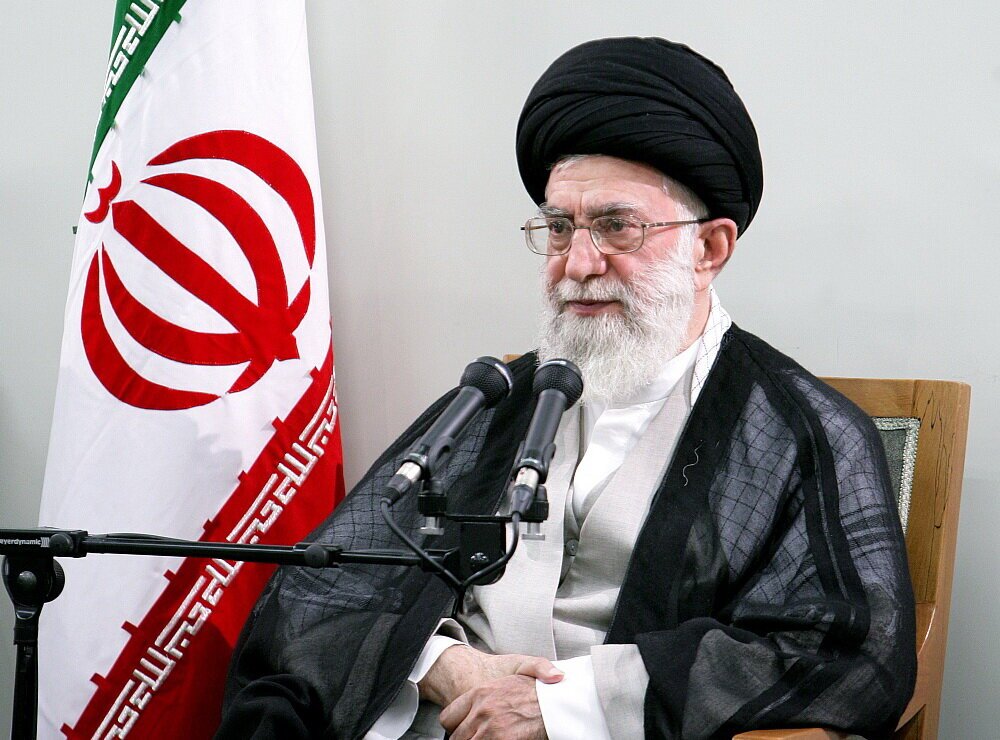  مقام معظم رهبری: ملت ایران نگران و دلواپس نباشند، هیچ اختلالی در کار کشور به وجود نمی‌آید / همه برای سلامتی رئیس جمهور دعا کنند